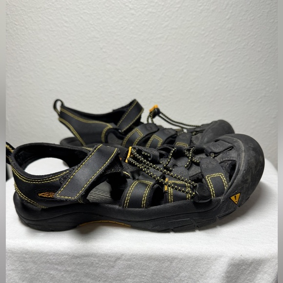 Keen Men’s Newport H2 Closed Toe Black Yellow Outdoor Rugged Sandals Size 6 - Picture 2 of 13